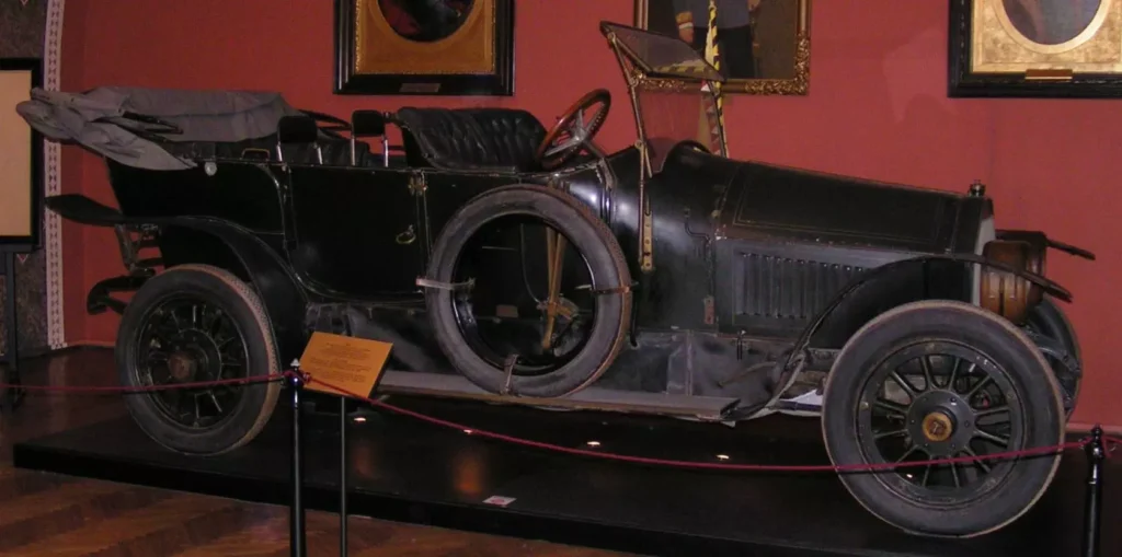 Gräf & Stift 28/32 Double Phaeton 1911, carro usado por Francisco Ferdinandono dia do atentado em exibição no Museu de História Militar de Viena