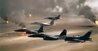 Caças sobrevoando campo de petróleo em chamas no Kuwait durante a Guerra do Golfo