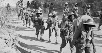 Tropas da África do Sul marchando em Burma durante a segunda guerra mundial