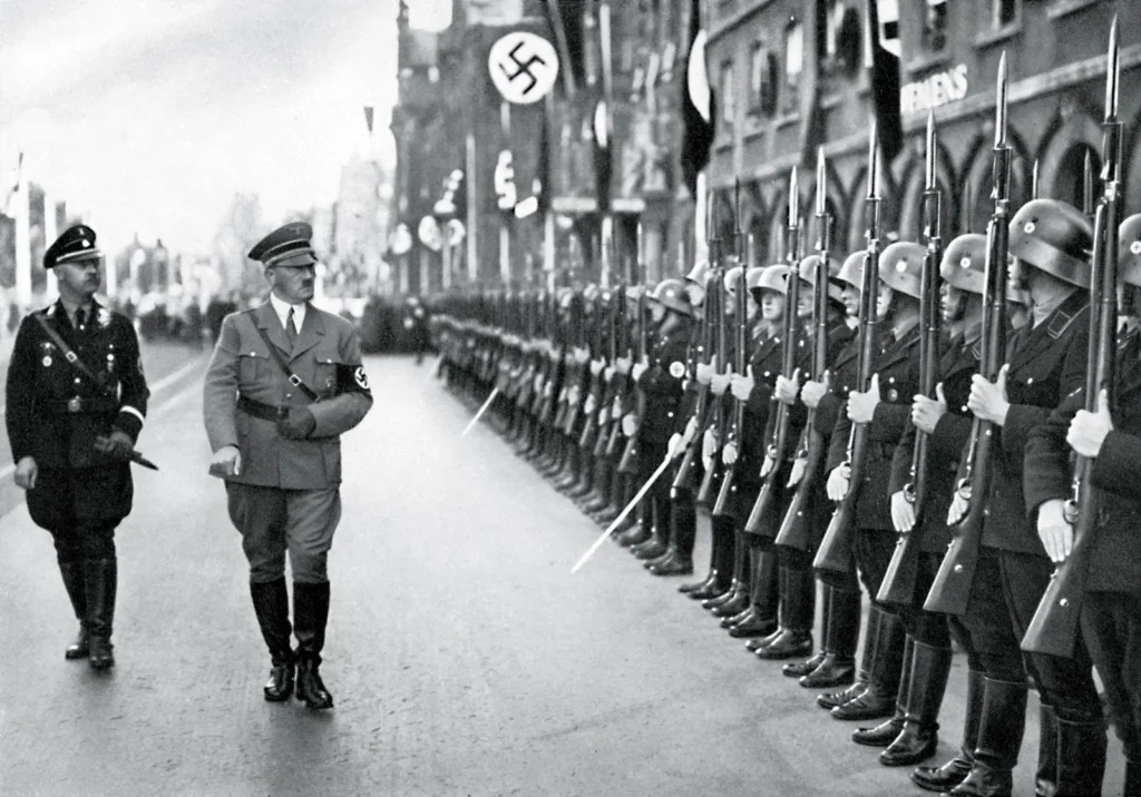 Heinrich Himmler, Adolf Hitler passando em revista as tropas da SS