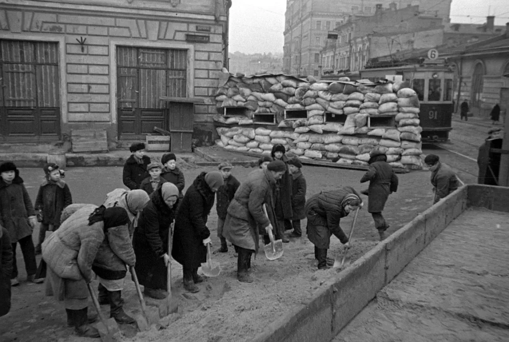População civil ajudando na defesa de Moscou