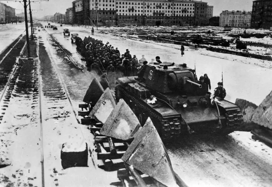 Tanques soviéticos rumo a frente de Leningrado