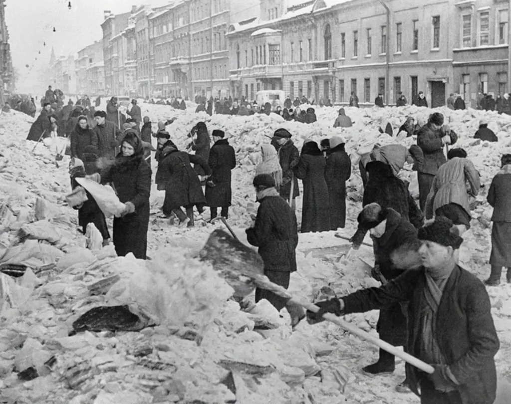 Civis trabalhando na defesa de Leningrado