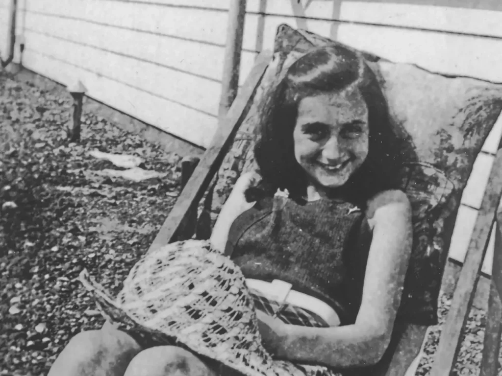 Anne Frank em 1940, na cidade de Amsterdam, antes da invasão alemã.