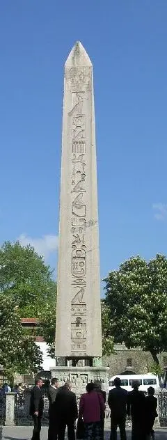Obelisco de Tutemés III, conhecido como Obelisco de Teodósio, localizado no Hipódromo de Constantinopla, Istambul
